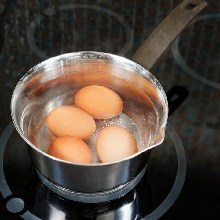 Luộc trứng bao nhiêu phút để có món trứng lòng đào hoặc hơi sệt?