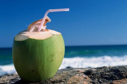 Ba tháng đầu, “cấm” uống nước dừa?