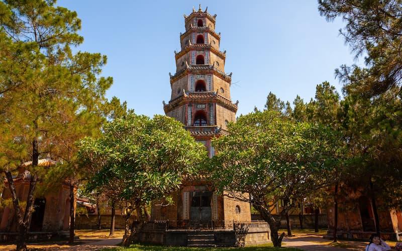Top 15 những ngôi chùa lớn nhất Việt Nam nhất định bạn phải ghé thăm.