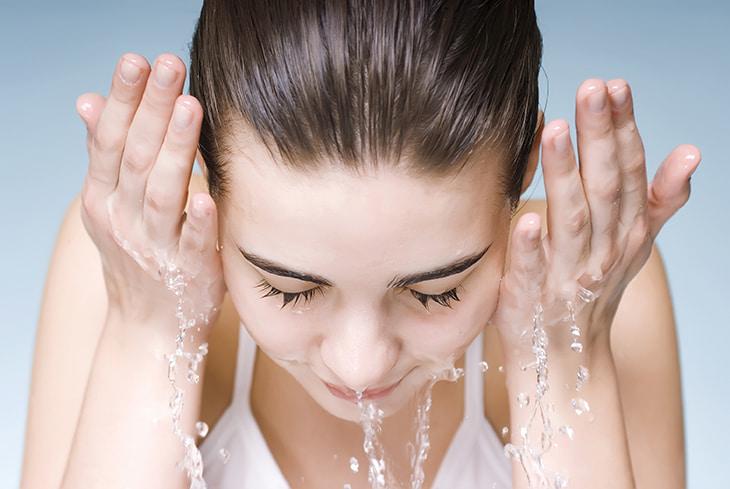 Rửa mặt bằng nước muối sinh lý có tốt không?